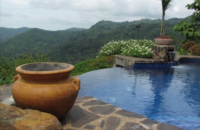 Villa Mountain Serenity, Lovely Panoramic Valley & Ocean View!