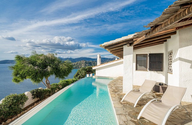 Villa Myra: ventana abierta sobre el mar azul y increíbles puestas de sol