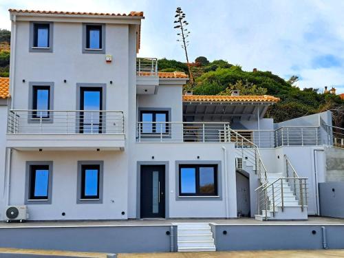 Villa Myrtia Mourteri just steps from the beach
