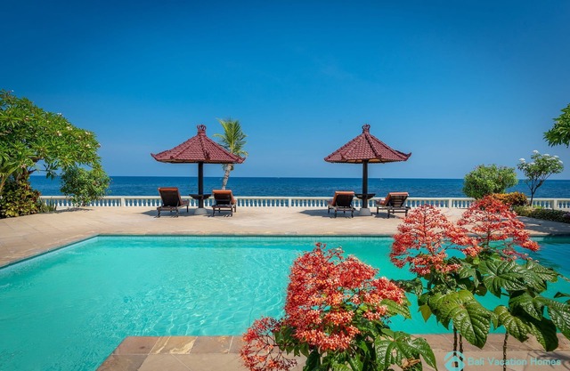 Villa Namasté - Frente a la playa @ Lovina Beach, 8P, piscina privada, barbacoa
