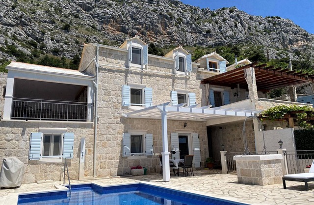 Nueva casa de vacaciones !!! VILLA NARESTE Casa de piedra con piscina y espectaculares vistas al mar.