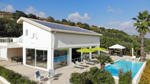 Villa Nausica, heated pool, Padel court, view on the sea, wifi free perfect for big group