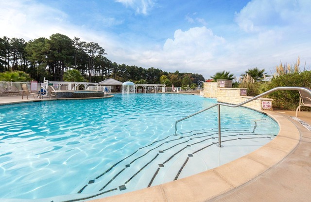 Villa cerca del puerto deportivo de servicio completo con acceso a un gimnasio, 4 piscinas, bañera de hidromasaje y más