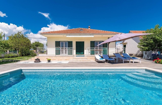 Villa cerca de Krka con piscina