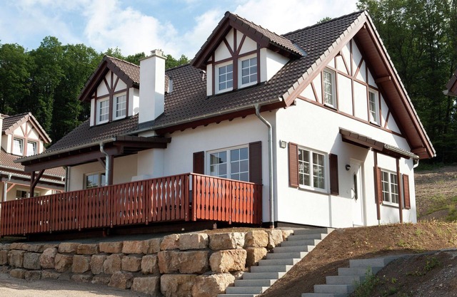 Villa cerca del embalse con chimenea