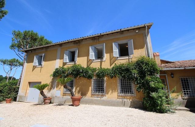 Lujosa Villa en Manziana con Piscina