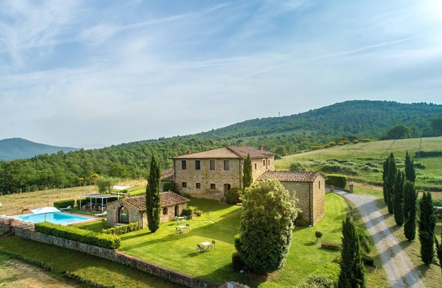 Villa cerca de Siena con 9 habitaciones, piscina privada climatizada, jacuzzi, sauna y aire acondicionado.