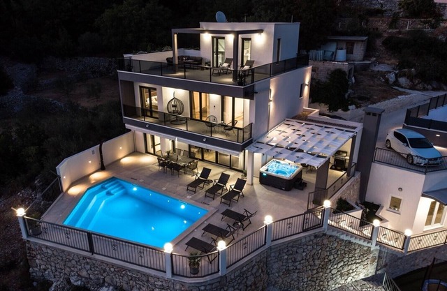 Villa Neda Heated Pool, Hot-tub, Sauna, 3 bedrooms