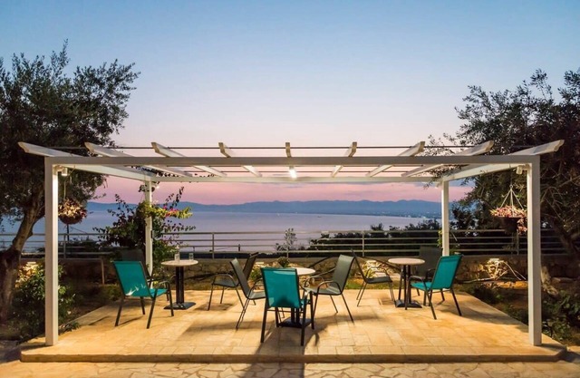 Home Love, casa de piedra junto a la piscina cerca del mar