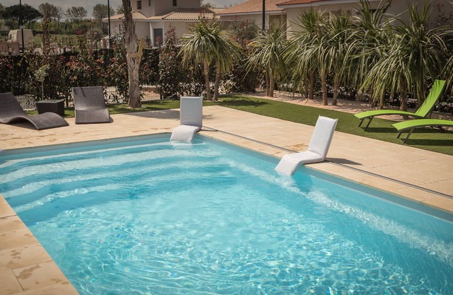 Villa Néfliers, with private pool and garden. 10 min. from the seafront