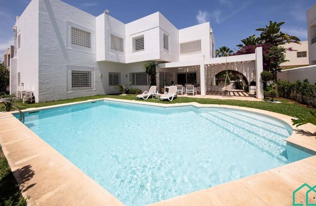 Villa Neptune: Piscine et Jeux en bord de mer
