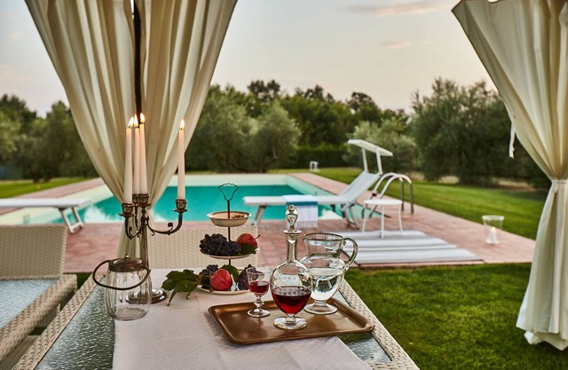 Villa Niccolai: Toscana con Encanto Villa de lujo con piscina privada y sombreado parque