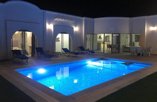 VILLA NOUR DJERBA plain pied haut de gamme piscine proche de la plage