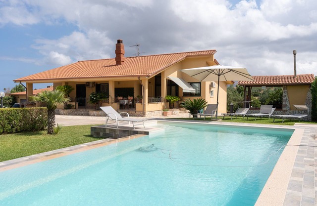 Villa 'Oasi Della Pace, Partinico' con vistas a la montaña, piscina privada y Wi-Fi