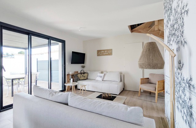 Villa ØDYSSÉA - F6 Large house + garden 200 m from beach & market