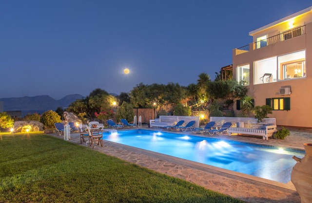 Villa Odyssia: experiencia única de relajación y confort cerca de la playa de arena