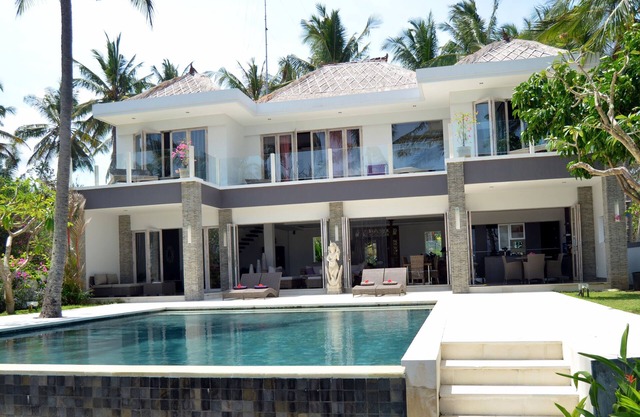 Villa de ensueño EN LA PLAYA PADANBAI