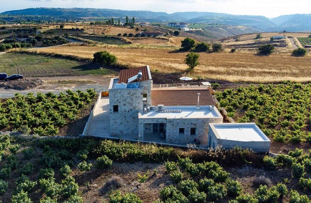 Villa Oinothea, Kathikas - a villa that sleeps 8 guests in 4 bedrooms