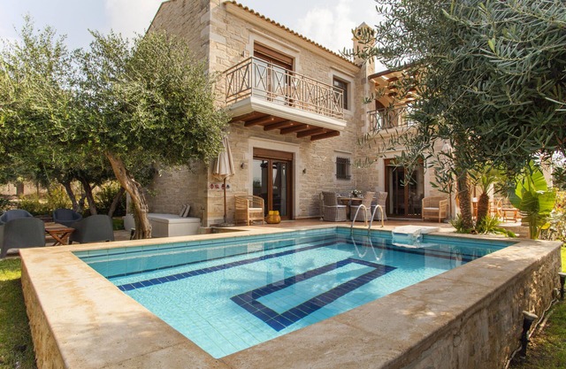 Villa de lujo con piscina privada y delicada decoración.