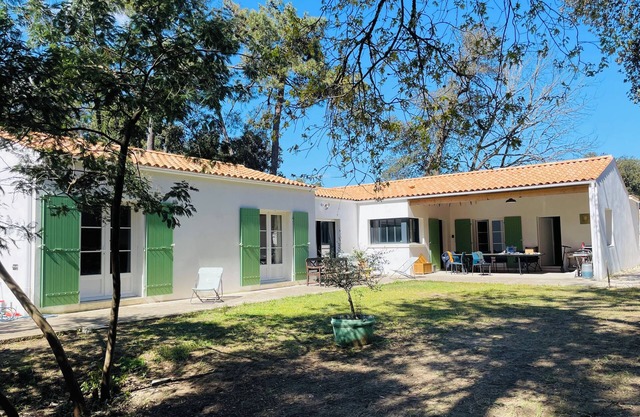 Villa Oléron sleeps 13, very close to the ocean (800m) and shops (100m)