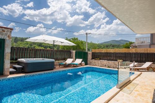 Villa Old House with Pool, Jacuzzi