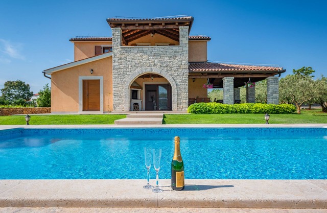 Hermosa Villa Oliveta en propiedad de 23,000 m2 con olivos