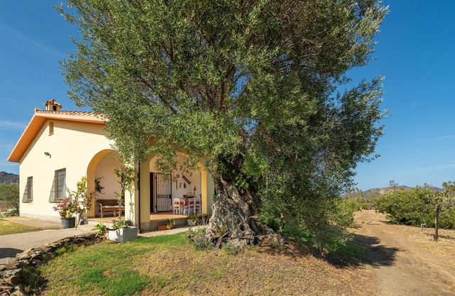 Villa 'Oliveto' con vistas a la montaña, terraza privada y aire acondicionado