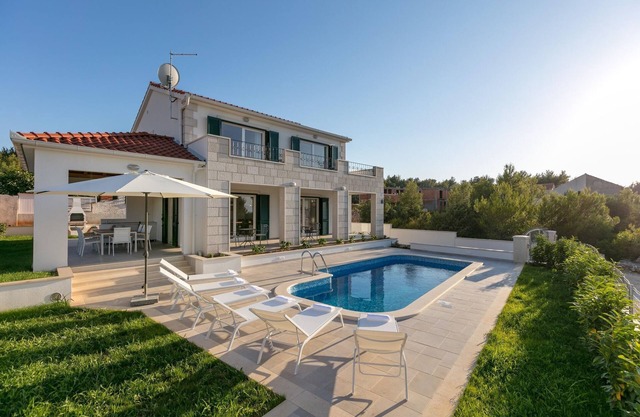 Villa en Brac cerca de Playa y Piscina