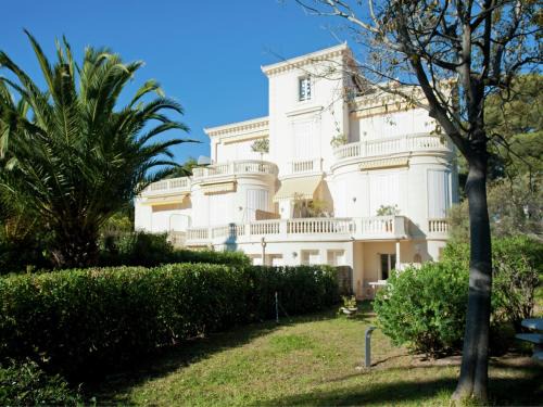 Villa on Côte d'Azur with Beachfront Views