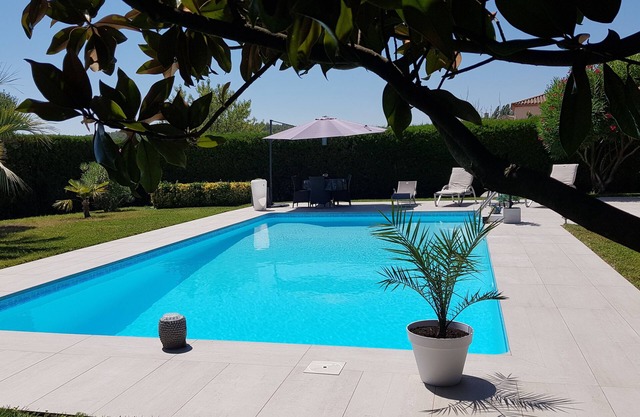 VILLA DE UN NIVEL EN PAZ CON GRAN PISCINA