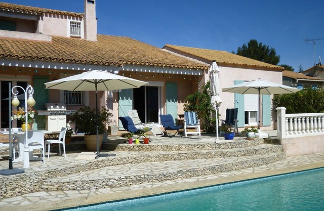 Villa on the heights of Nimes / Pont du gard
