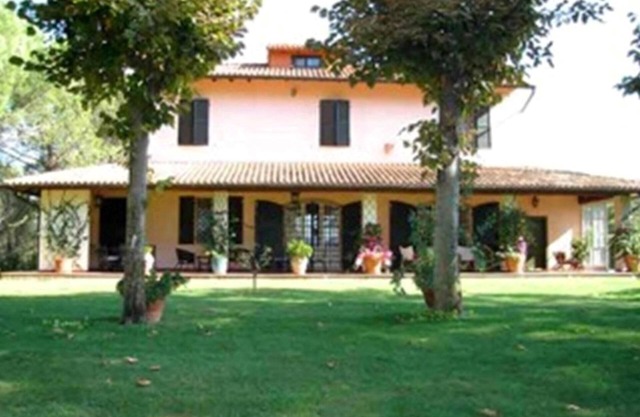 Villa en las colinas de la bahía y frente a la isla de Elba