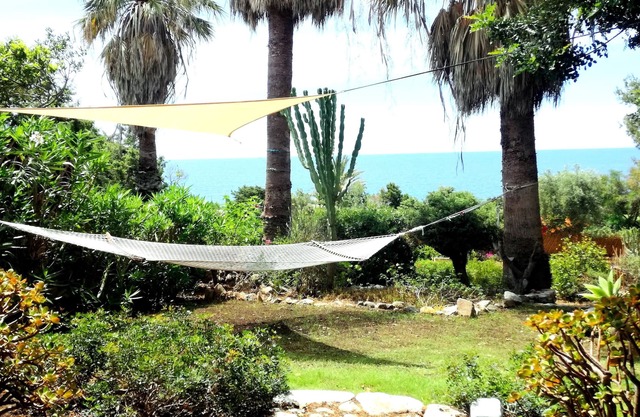 Villa en el mar rodeada de un gran jardín a 100 metros de la playa de Cala Caterina