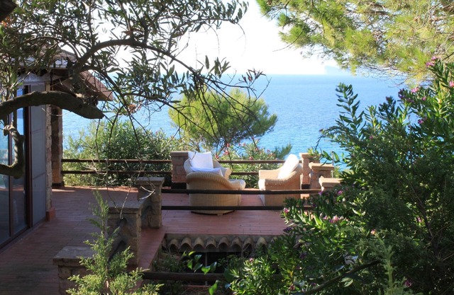 VILLA EN EL MAR CON PISCINA AL AIRE LIBRE Y ACCESO PRIVADO AL MAR