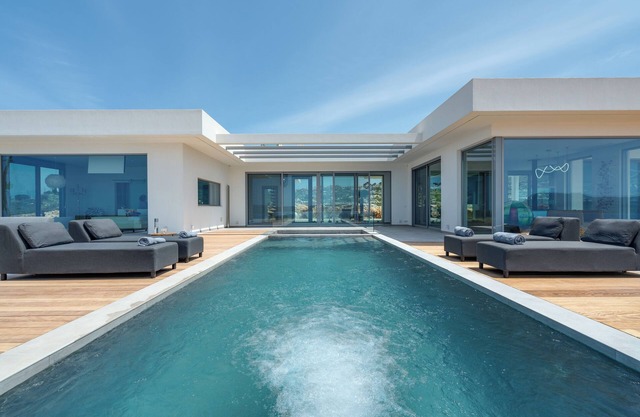 VILLA ONIROS