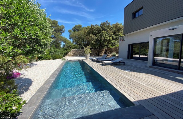 Villa overlooking the garrigue with swimming pool near the center of Nimes.