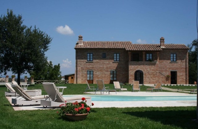 Villa OVIDIO es una hermosa casa de campo con equipamiento moderno, bonita piscina, jacuzzi y sauna.