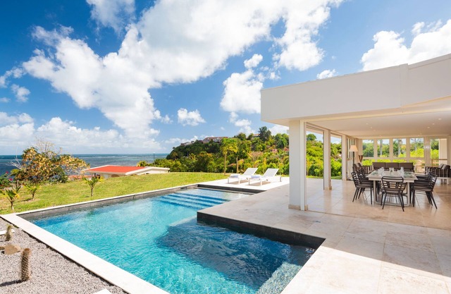 Villa Pétronille, alquiler de villas de lujo con piscina y vistas al mar.
