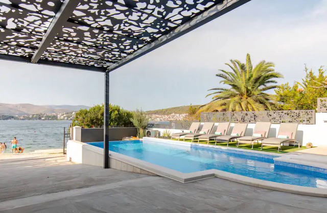 Villa Palace Al Nera Luxurius at sea With 2 Swimming Pools Saunas