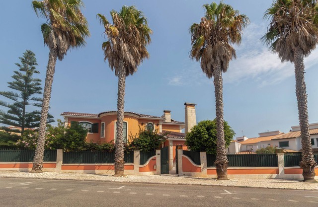 Beautiful house at entrance of Quinta da Marinha. Private swimming pool.