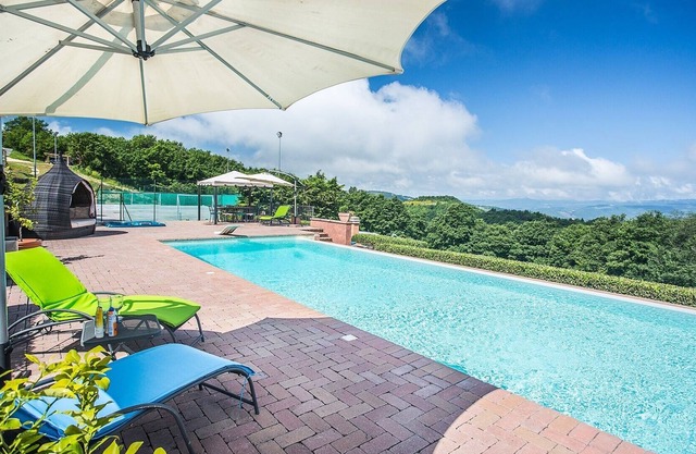 Villa Palombara: casa de campo con piscina que se puede calentar cerrada, pista de tenis y cocinero