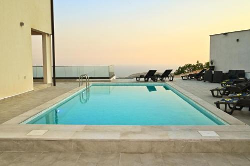 Villa Panorama - autumn luxury villa - heated pool and jacuzzi