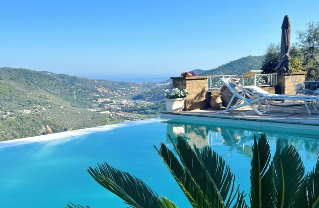 Hermosa casa con una fantástica terraza, piscina infinita y vista al mar.
