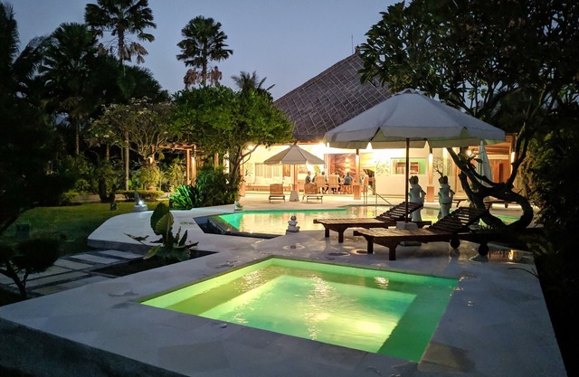 Villa Pantai: Villa de lujo en la playa con piscina, personal, jacuzzi y gimnasio