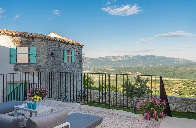 Villa Paola with a Roof-pool in central Istria