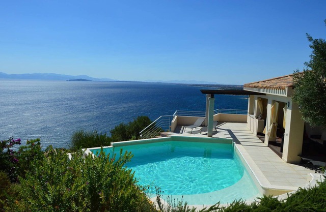 Vistas al mar ininterrumpidas, ubicación idílica, piscina privada de agua salada, total privacidad