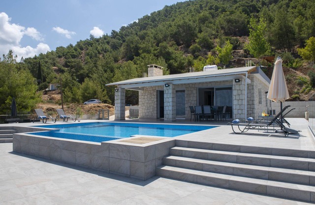 Villa con vista al mar, piscina privada, vista al bosque