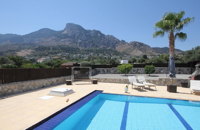 Villa Paradise with stunning mountain views and near the beach
