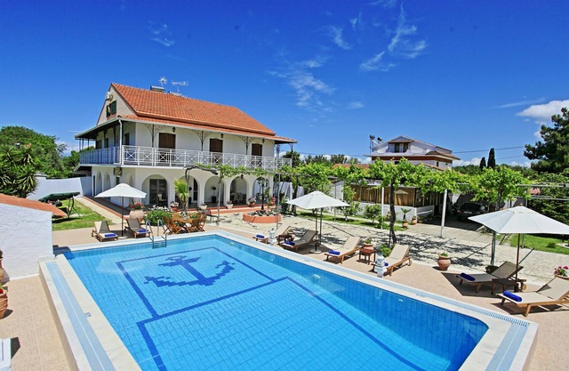Villa Paradiso: Villa grande, modernamente renovada con 4 dormitorios y piscina privada cerca de la playa.
