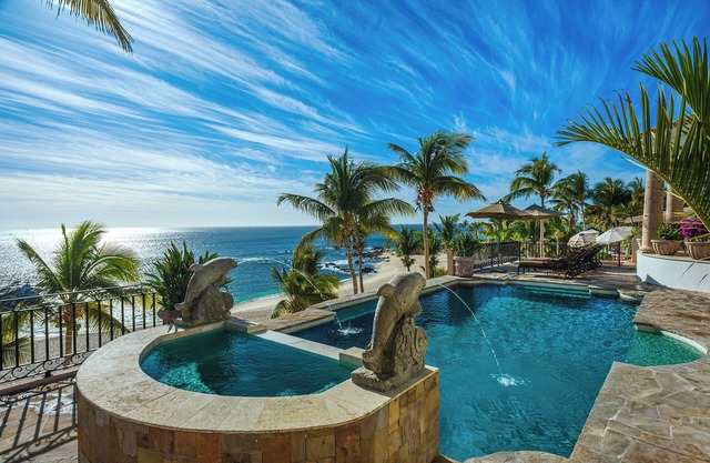 Villa frente al mar en La Palmilla privada de playa.